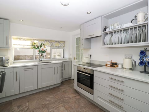 Cottage | Private kitchen | Microwave, stovetop, dishwasher, electric kettle