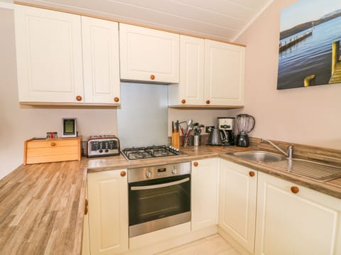 Cottage | Private kitchen | Microwave, stovetop, dishwasher, electric kettle
