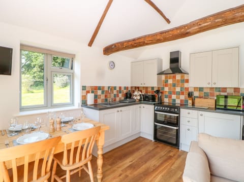 Cottage | Private kitchen | Fridge, microwave, electric kettle, toaster