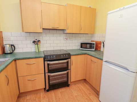 Cottage | Private kitchen | Fridge, microwave, stovetop, dishwasher