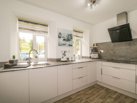 Cottage | Private kitchen | Fridge, stovetop, dishwasher, cookware/dishes/utensils