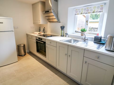 Cottage | Private kitchen | Dishwasher, electric kettle, cookware/dishes/utensils