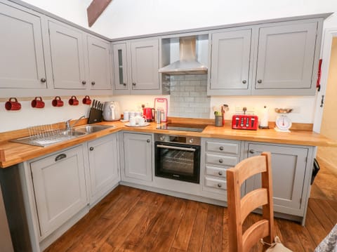 Cottage | Private kitchen | Dishwasher, cookware/dishes/utensils