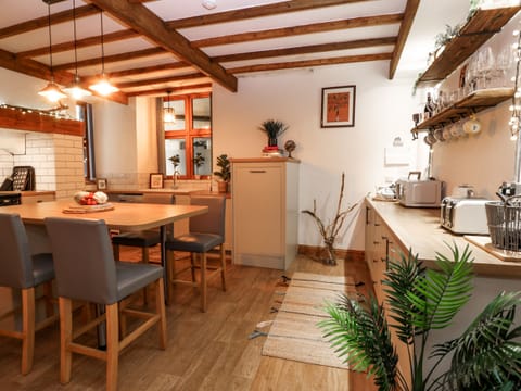 Cottage | Private kitchen | Stovetop, dishwasher, cookware/dishes/utensils