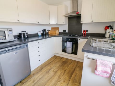 Cottage | Private kitchen | Fridge, microwave, dishwasher, electric kettle