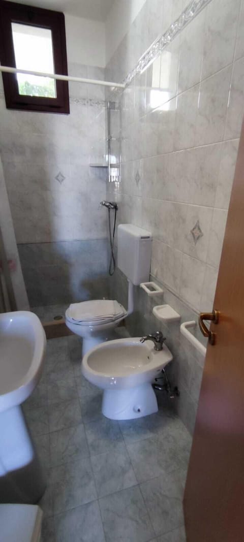 Comfort Apartment | Bathroom | Shower, hair dryer, bidet, towels