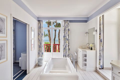 Presidential Suite | Bathroom | Free toiletries, hair dryer, bathrobes, slippers