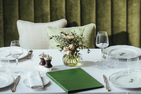 2 restaurants, lunch, dinner served; seafood