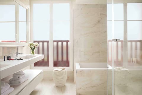 Suite Prestige Mer | Bathroom | Free toiletries, hair dryer, bathrobes, slippers