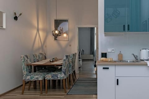 Standard Apartment | In-room dining