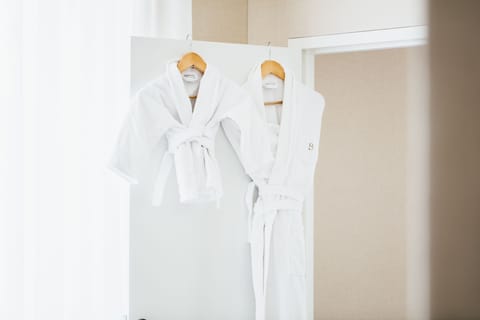 Deluxe Room | Minibar, in-room safe, desk, blackout drapes