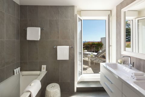 Sea Prestige Junior Suite | Bathroom | Free toiletries, hair dryer, bathrobes, slippers