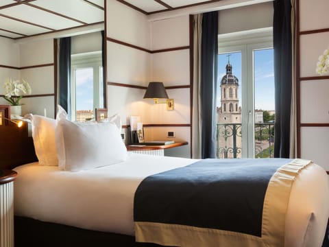 Classic Room, 1 Twin Bed, City View | Premium bedding, minibar, in-room safe, desk