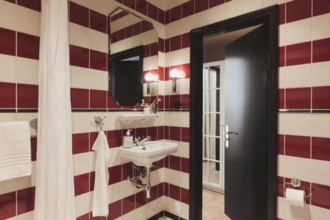 Junior Suite | Bathroom | Hair dryer, towels