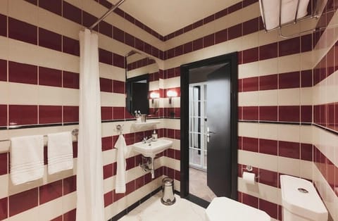 Superior Room | Bathroom | Hair dryer, towels