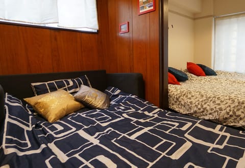 Queen Bed Room | Desk, laptop workspace, iron/ironing board, free WiFi