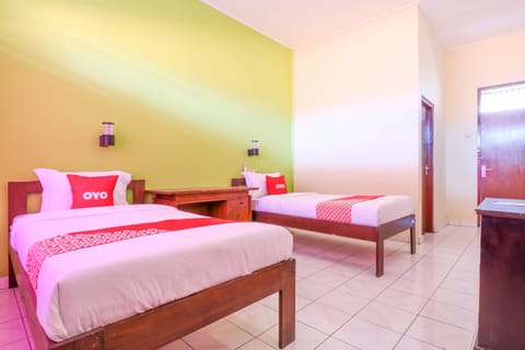 Standard Twin Room | Desk, free WiFi, bed sheets