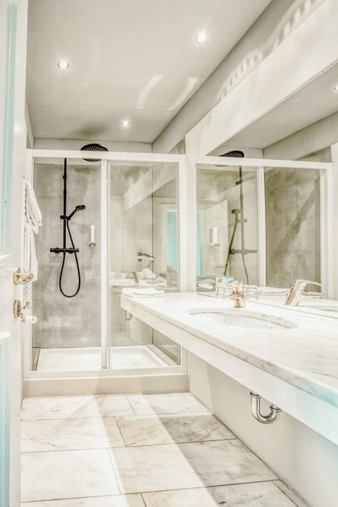 Superior Suite, Park View | Bathroom | Hair dryer, bathrobes, towels