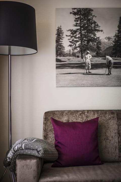 Junior Suite | Living area | 32-inch flat-screen TV with digital channels, TV, DVD player