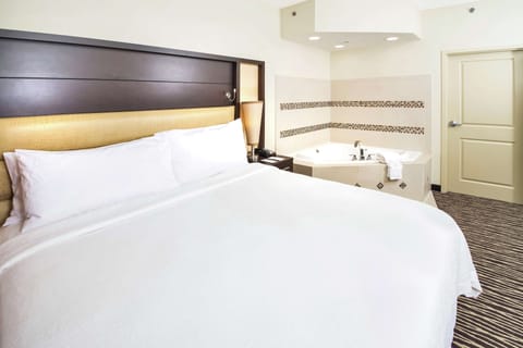 Suite, 1 King Bed, Jetted Tub | Bathroom | Free toiletries, hair dryer, towels