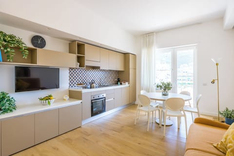 Family Apartment | Private kitchen | Full-size fridge, oven, stovetop, cookware/dishes/utensils