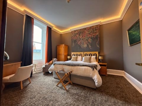 Executive Suite | Premium bedding, pillowtop beds, individually decorated