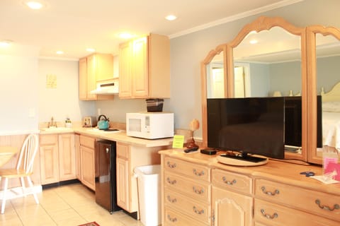 Standard Room, 1 Bedroom, Non Smoking, Kitchenette (Room 3) | Private kitchen | Freezer