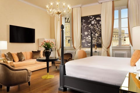 Luxury Suite, 1 King Bed, Hot Tub, City View | Egyptian cotton sheets, premium bedding, minibar, in-room safe