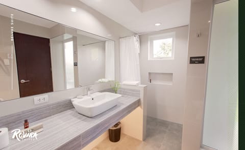 Deluxe Suite | Bathroom sink