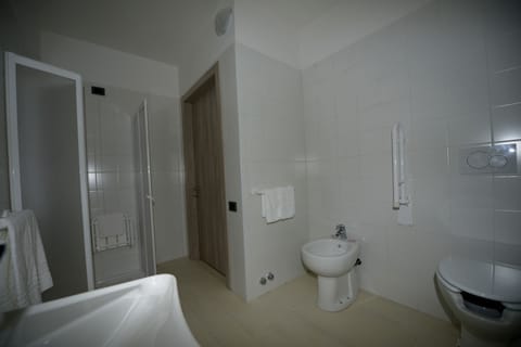 Shower, free toiletries, hair dryer, bidet