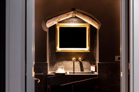 Superior Suite | Bathroom | Free toiletries, hair dryer, bathrobes, slippers