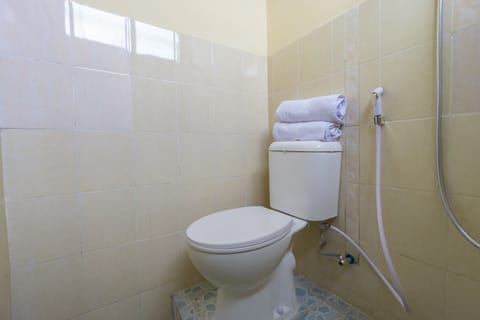 Standard Double Room | Bathroom | Shower, free toiletries, towels, shampoo