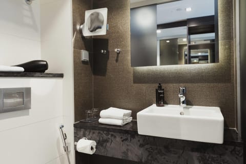 Room, 1 Queen Bed, Non Smoking (Compact) | Bathroom | Free toiletries, hair dryer, towels, soap