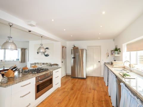 Cottage | Private kitchen | Fridge, microwave, oven, dishwasher