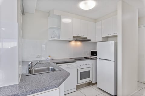 Apartment, 1 Bedroom (Level 1) | Private kitchen | Full-size fridge, microwave, oven, stovetop