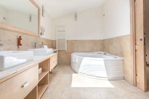 Junior Suite | Bathroom | Shower, rainfall showerhead, free toiletries, hair dryer