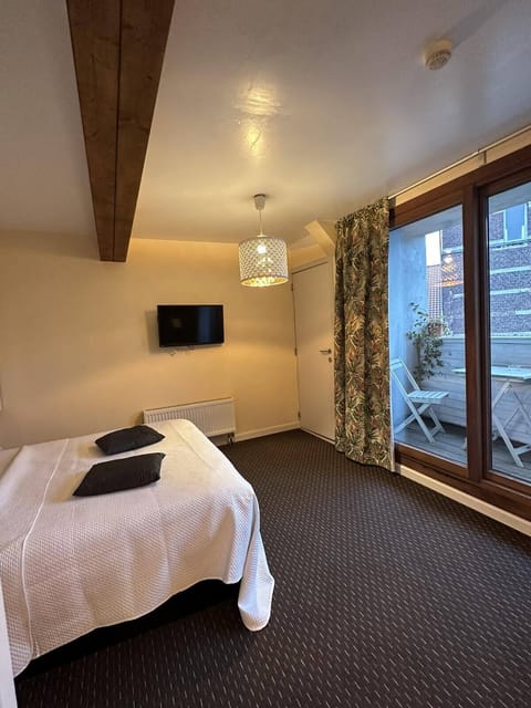 Comfort Double Room | In-room safe, iron/ironing board, free WiFi