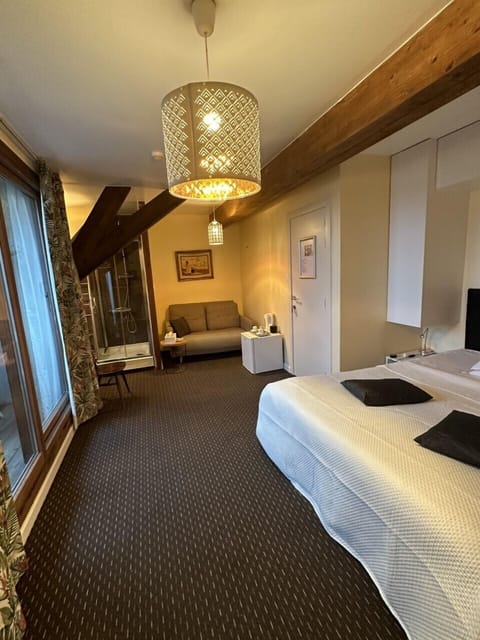 Comfort Double Room | In-room safe, iron/ironing board, free WiFi