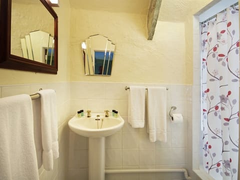 Standard Double Room, Ensuite | Bathroom | Free toiletries, hair dryer, towels
