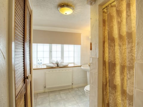 Standard Double Room, Ensuite | Bathroom | Free toiletries, hair dryer, towels