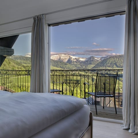 Junior Suite, Balcony, Mountain View | Hypo-allergenic bedding, in-room safe, desk, iron/ironing board