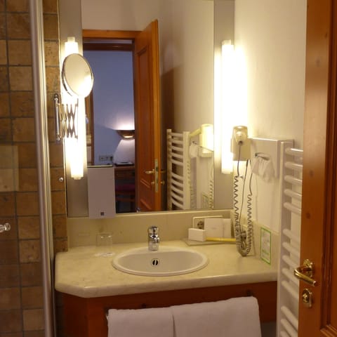 Superior Single Room | Hypo-allergenic bedding, in-room safe, desk, iron/ironing board