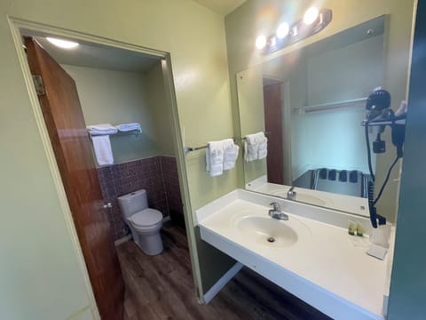 Standard Room, 1 Queen Bed | Bathroom | Hair dryer, towels