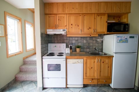 1 Bedroom E Cottage | Private kitchen | Full-size fridge, microwave, stovetop, dishwasher