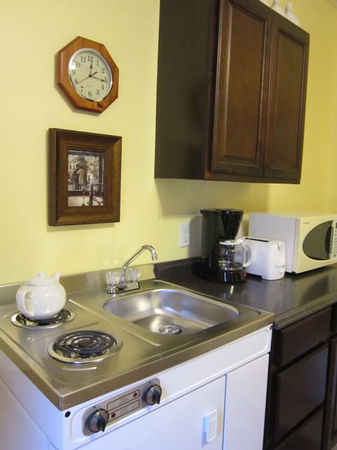 Suite | Private kitchenette | Fridge, microwave, stovetop, coffee/tea maker