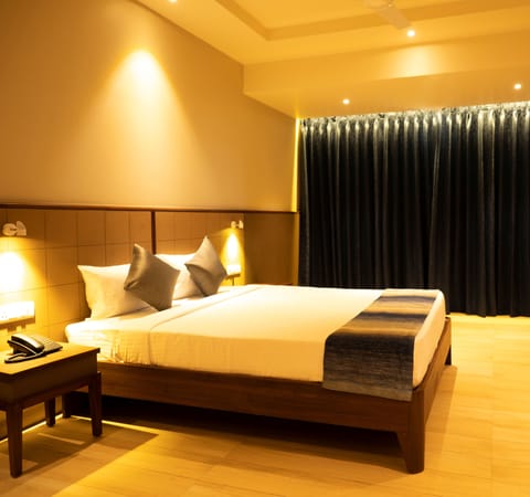 Premium Double Room | In-room safe, blackout drapes, soundproofing, iron/ironing board