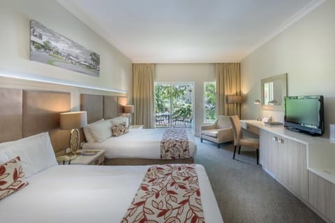 Lakeview Twin Room | Premium bedding, in-room safe, desk, laptop workspace