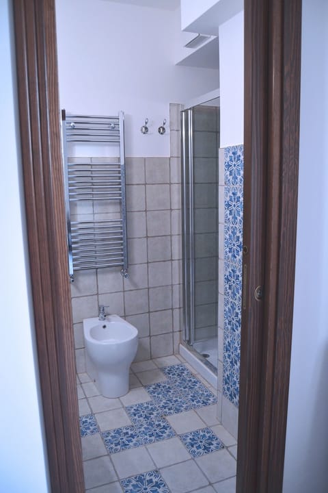 Deluxe Room, Balcony, Sea View | Bathroom | Shower, free toiletries, hair dryer, bidet