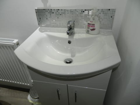 Standard Double Room | Bathroom | Shower, free toiletries, hair dryer, towels