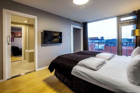 Suite | In-room safe, blackout drapes, iron/ironing board, bed sheets